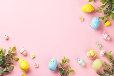 Renkli arka planda Paskalya yumurtaları. Kopyalama alanı olan düz.