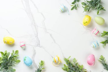 Beyaz arka planda Paskalya yumurtaları. Fotokopi alanı olan Paskalya Düzlüğü.