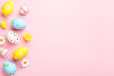 Paskalya arka planında pembe yumurtalar. En üst görüntü.