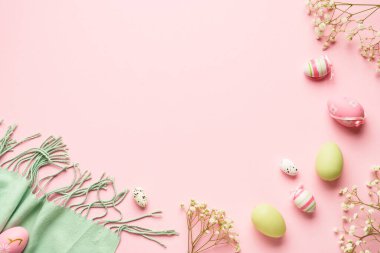 Yay düz zemin. Yumurta, eşarp ve çiçekli Paskalya kompozisyonu.