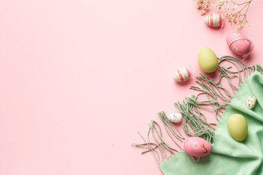Yumurta, eşarp ve çiçekli Paskalya kompozisyonu. Kopyalama alanı olan düz.