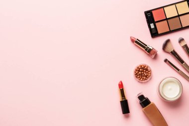 Makyaj ürünleri pembeye sabittir. Göz farı, fosforlu kalem, krem, ruj ve kozmetik fırçalar..