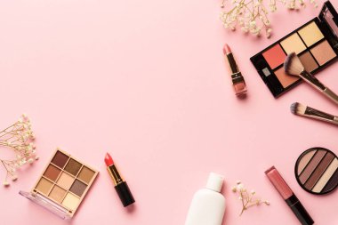 Makyaj ürünleri pembeye sabittir. Göz farı, fosforlu kalem, krem, ruj ve kozmetik fırçalar..