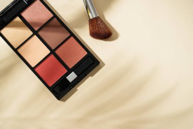 Pastel arka planda sert gölgelerle güzellik ürünleri uydur. Kopyalama alanı olan en üst görüntü.