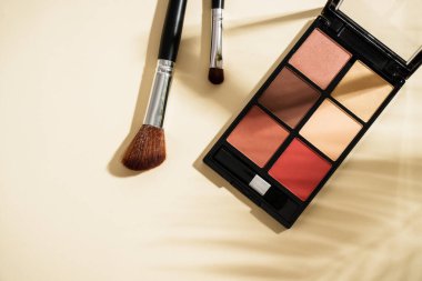 Pastel arka planda sert gölgelerle güzellik ürünleri uydur. Kopyalama alanı olan en üst görüntü.