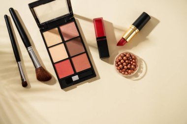 Renkli arka planda sert gölgeli ürünler uydur. Kopyalama alanı olan düz resim.