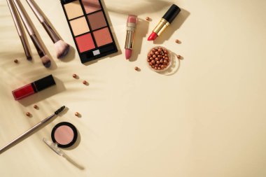 Renkli arka planda sert gölgeli ürünler uydur. Kopyalama alanı olan en üst görüntü.