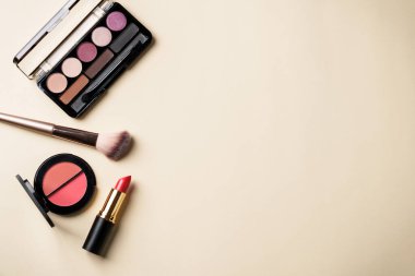 Pastel arka planda sert gölgelerle güzellik ürünleri uydur. Kopyalama alanı olan en üst görüntü.