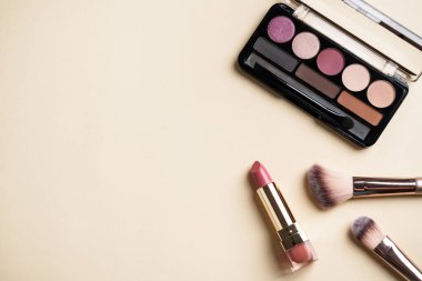 Güzellik ürünleri, arka planda kozmetik ürünleri. Kopyalama alanı olan en üst görüntü.