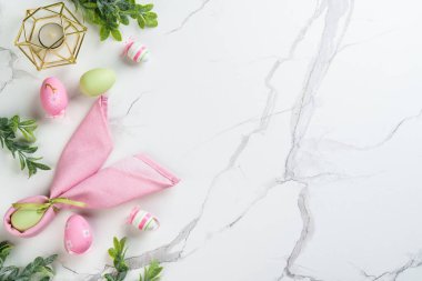 Paskalya düzlüğü arka plandaydı. Paskalya yumurtaları ve beyazın üzerindeki süslemeler. Kopyalama alanı olan düz.