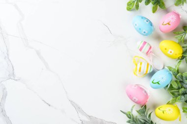 Beyaz arka planda Paskalya yumurtaları. Kopyalama alanı olan düz.