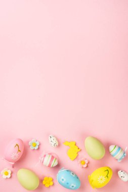 Pembe arka planda Paskalya yumurtaları. Düz, dikey.