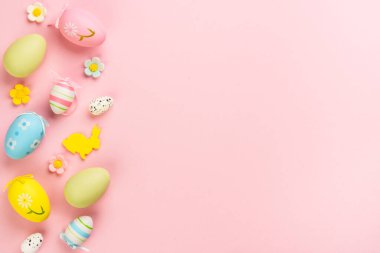 Renkli arka planda Paskalya yumurtaları. Kopyalama alanı olan düz.