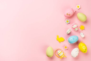 Paskalya arkaplanı pembe renkli yumurtalar. En üst görüntü.