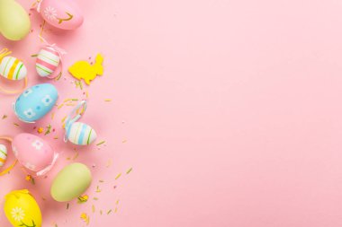 Paskalya arka planında pembe yumurtalar. En üst görüntü.