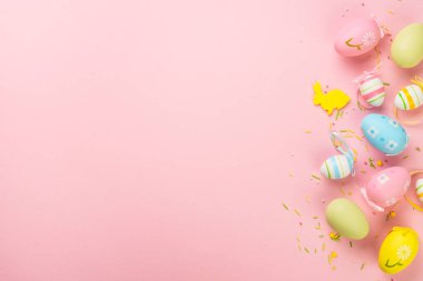 Renkli arka planda Paskalya yumurtaları. Kopyalama alanı olan düz.