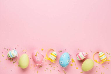 Renkli arka planda Paskalya yumurtaları. Kopyalama alanı olan düz.