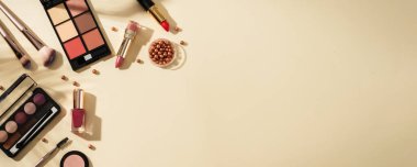 Pastel arka planda sert gölgelerle güzellik ürünleri uydur. Kopyalama alanı olan en üst görüntü.