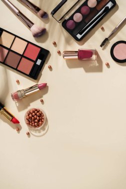 Pastel arka planda sert gölgelerle güzellik ürünleri uydur. Kopyalama alanı olan en üst görüntü.