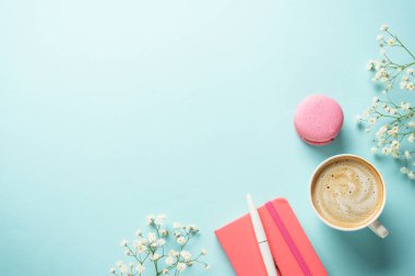 Kadın düz yatıyordu. Kahve, badem kurabiyesi ve mavi arka planda çiçek..