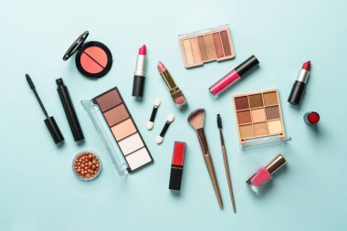 Profesyonel makyaj aletleri. Mavi arkaplan görünümlü makyaj ürünleri.