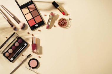 Pastel arka planda sert gölgelerle güzellik ürünleri uydur. Kopyalama alanı olan en üst görüntü.