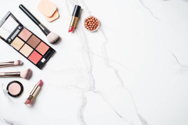 Profesyonel kozmetik ürünleri. Beyaz arkaplan üzerinde düz uzandı.