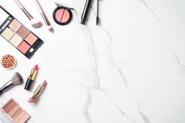 Profesyonel kozmetik ürünleri. Beyaz arkaplan üzerinde düz uzandı.