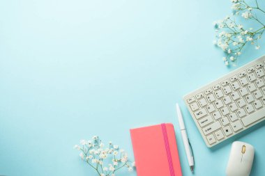 Klavyeli ofis masası, mavi arka planda defter ve kalem. Kopyalama alanı olan düz.