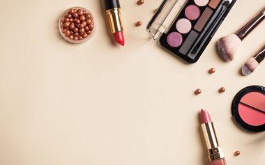 Pastel arka planda sert gölgelerle güzellik ürünleri uydur. Kopyalama alanı olan en üst görüntü.