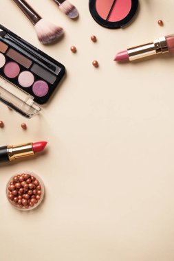 Güzellik ürünleri, arka planda kozmetik ürünleri. Kopyalama alanı olan en üst görüntü.