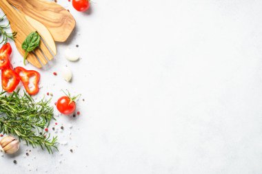 Bitkiler, baharatlar ve sebzelerle yemek pişirmek. Beyaz arkaplan üzerinde düz uzandı.