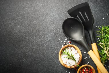 Mutfak masasında kaplar, bitkiler ve baharatlar var. Tasarım için alanı olan üst görünüm.