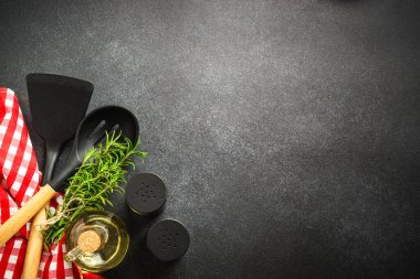Mutfak masasında otlar, baharatlar ve mutfak aletleri var. Dizayn için alanı olan düz uzandı.
