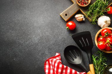 Siyahların yemek geçmişi. Taze otlar, baharatlar ve masa örtülü sebzeler. Dizayn için alanı olan düz uzandı.