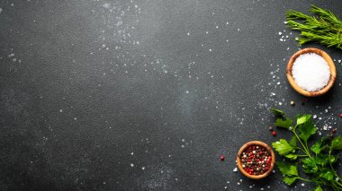Yemek malzemesi. Yiyecek arka planında taze otlar ve siyah baharatlar var..