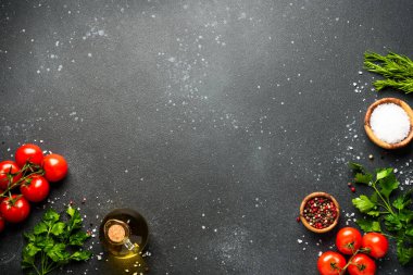 Yemek malzemesi. Taze sebzeli, şifalı otlu ve baharatlı yiyecek..