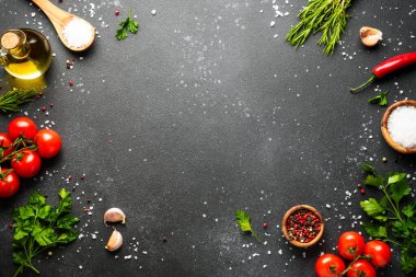 Mutfak masasında pişirmek için gerekli malzemeler organik sebzeler, zeytinyağı, otlar ve baharatlar..