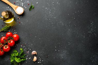 Yemek malzemesi. Taze sebzeli, şifalı otlu ve baharatlı yiyecek..