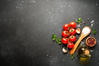 Yemek malzemesi. Taze sebzeli, şifalı otlu ve baharatlı yiyecek..