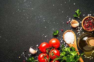 Yemek malzemesi. Taze sebzeli, şifalı otlu ve baharatlı yiyecek..