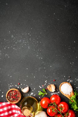 Yemek malzemesi. Taze sebzeli, şifalı otlu ve baharatlı yiyecek..