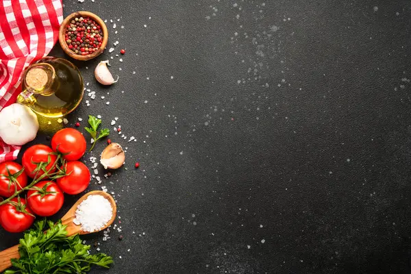 Yemek malzemesi. Taze sebzeli, şifalı otlu ve baharatlı yiyecek..