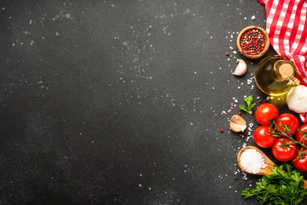 Mutfak masasında pişirmek için gerekli malzemeler organik sebzeler, zeytinyağı, otlar ve baharatlar..