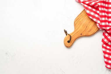 Mutfak masasında tahta kesim tahtası ve kırmızı mutfak havlusu var. Tasarım için alanı olan üst görünüm.