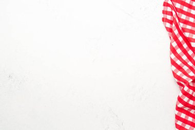 Beyaz arka planda kırmızı mutfak havlusu. Tasarım için alanı olan üst görünüm.