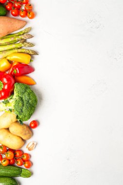 Beyaz arka planda sebzeler. Sağlıklı yemekler, vejetaryen yemekleri, manzarası. Paprika, kuşkonmaz, domates, brokoli ve avokado..