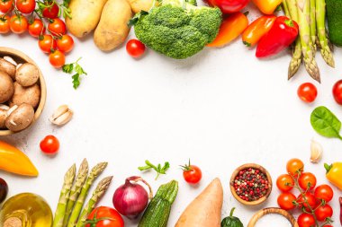 Sağlıklı yemek, vejetaryen yemeği. Beyaz arka planda taze sebzeler. Paprika, kuşkonmaz, domates, brokoli ve avokado..