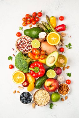 Yemek arkaplanı. Taze sebze, yaprak, tahıl ve fındık. Üst görünüm.