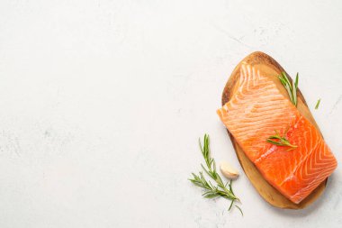Beyaz arka planda biberiyeli çiğ somon balığı. Kopyalama alanı olan üst görünüm.
